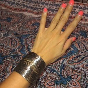 Express large wire bracelet